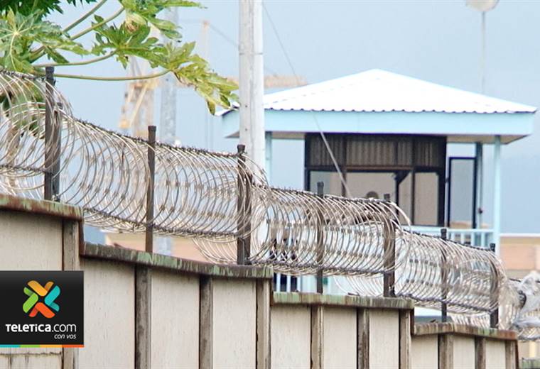 Policía penitenciario detenido como sospechoso ingresar marihuana a cárcel de Pococí