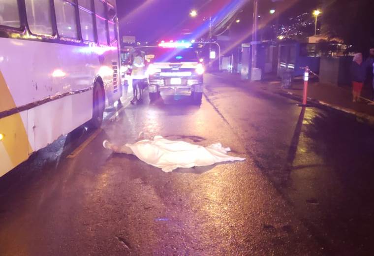 Peatón muere tras ser atropellado por autobús frente al Hospital de las Mujeres