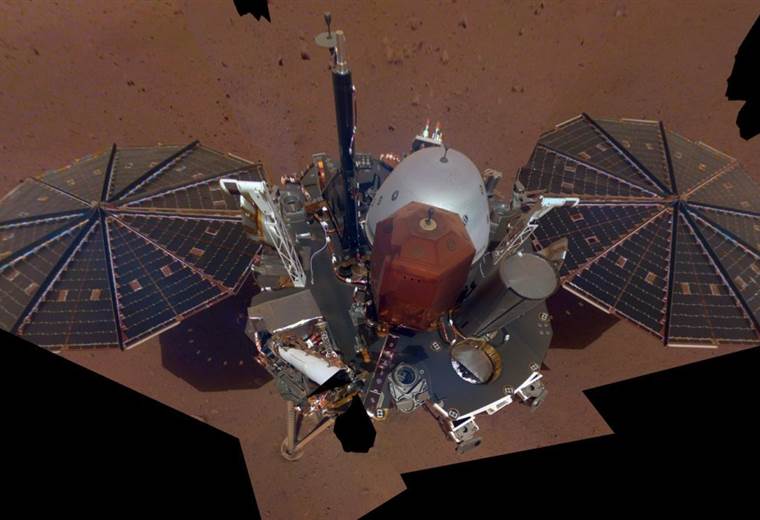 La sonda InSight de la NASA toma su primer selfie sobre la superficie de Marte