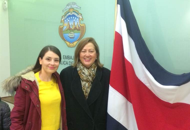 Herediana ejerció su derecho al voto en la Embajada de Costa Rica en Madrid, España