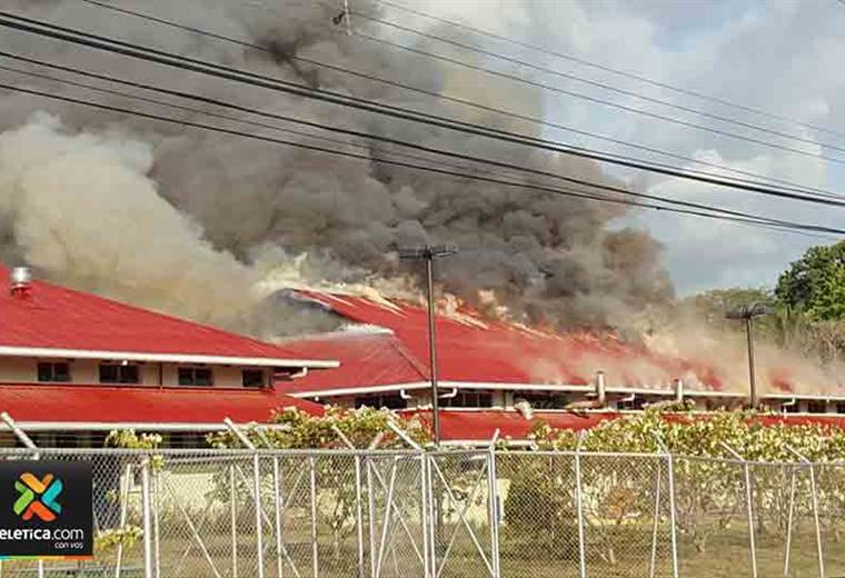 Bomberos controlaron enorme incendio en el hospital Tomás Casas en Ciudad Cortés