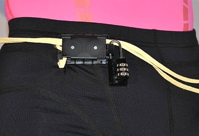 Pantalones con candado y colgantes con botón de pánico: ¿sirven 'gadgets' contra ataques sexuales?