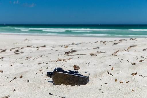 Hallan en Australia una botella con un mensaje arrojada al mar hace 132 años