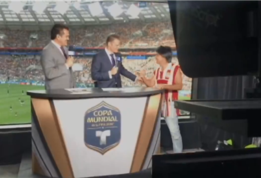 Eugenio Derbez interrumpe programa de TV en estadio ruso ...