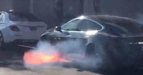 Un auto Tesla estalla en llamas en una congestionada avenida de Los Ángeles