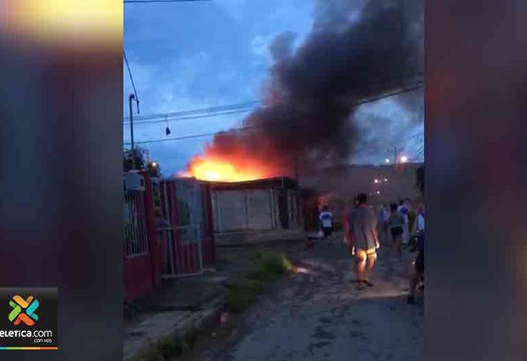 Incendio consume por completo vivienda en Barranca de Puntarenas
