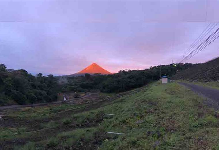 Así lució el volcán Arenal la tarde de este miércoles