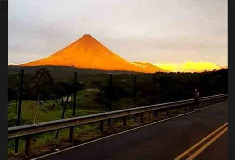 Cerros y volcanes de la Zona Norte se tiñeron de anaranjado