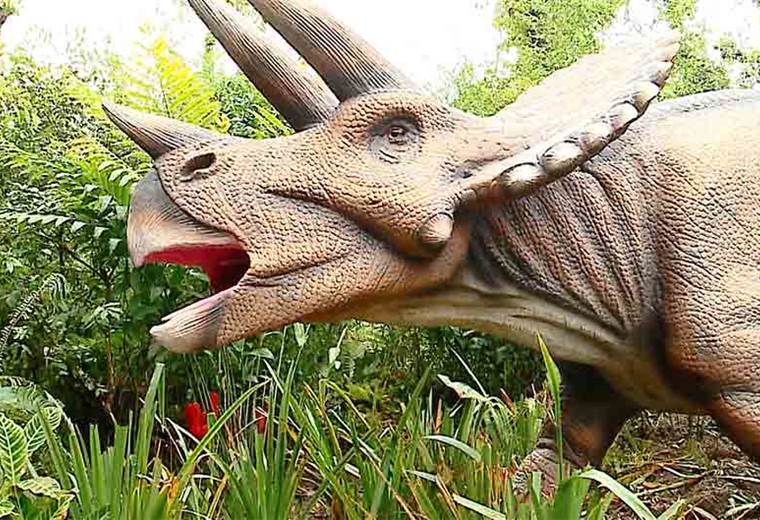Hombre muere atrapado dentro de estatua de dinosaurio en España 