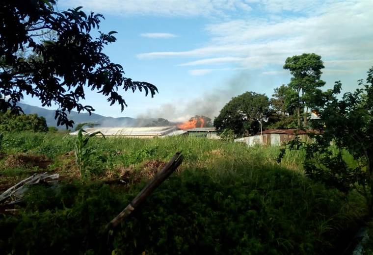 Bomberos atienden incendio de grandes proporciones en bodega en Santo Domingo de Heredia