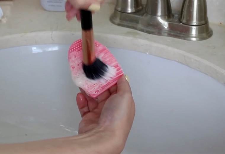 Aprenda la correcta limpieza de las brochas y esponjas