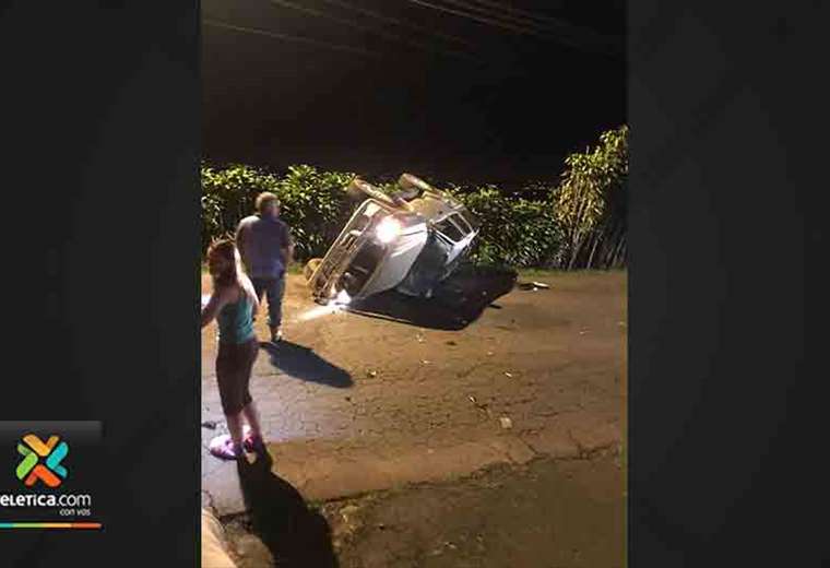 Conductor se estrella y muere dentro de su vehículo en Alajuela