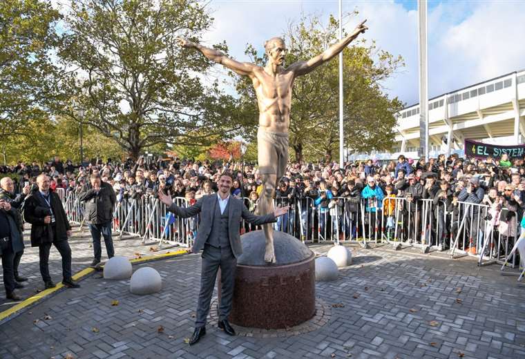Zlatan Ibrahimovic inaugura una estatua con su efigie en su ciudad natal