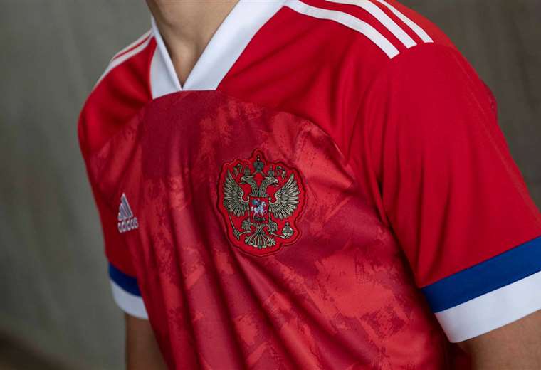 Rusia se niega a utilizar nuevo uniforme luego de que Adidas invirtiera los colores de su bandera