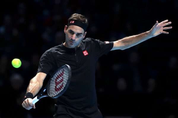 Federer pasa de ronda con facilidad en su regreso a Roland Garros
