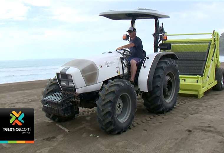Municipalidad de Garabito estrenó moderna máquina que limpia un kilómetro de playa en 15 minutos