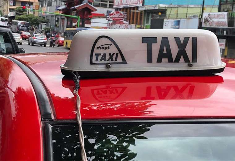 Avanza proyecto para permitir la publicidad en taxis