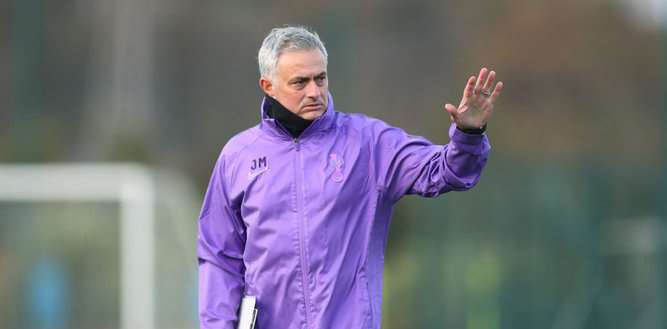 Mourinho se muestra 'más fuerte' y 'humilde' en su presentación con Tottenham