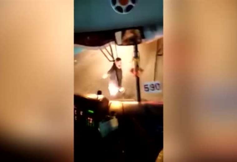 Video: motociclista intentó agredir a chofer y a usuarios del bus tras choque