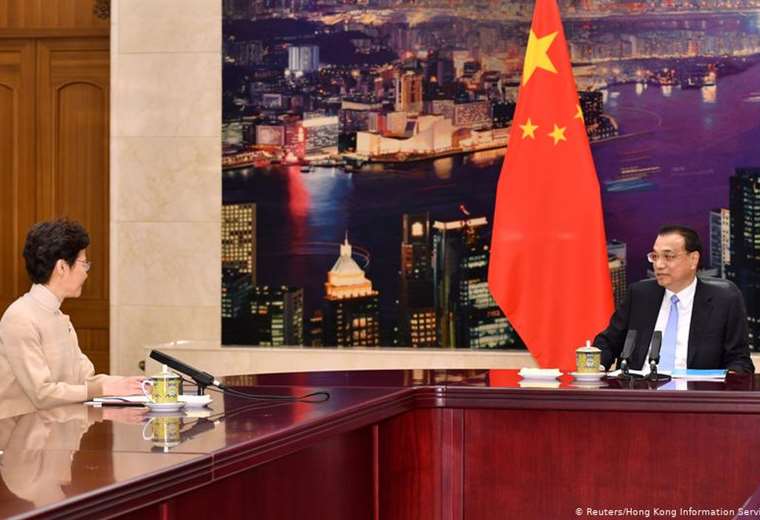 Pekín pide a jefa de Gobierno de Hong Kong hacer más para acabar con las protestas