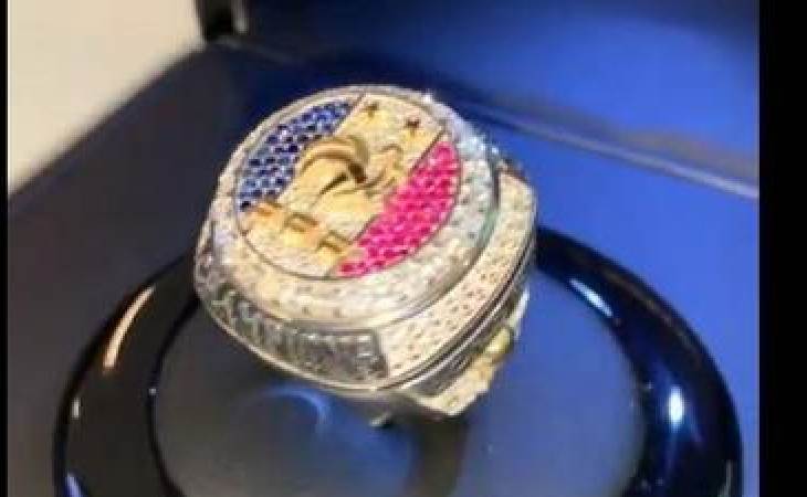 Pogba regala un anillo de campeón a sus compañeros con los que ganó el Mundial