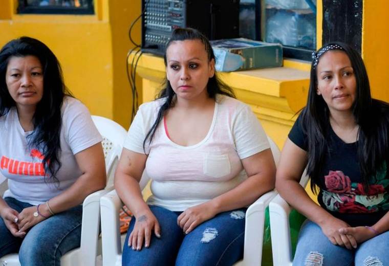 El Salvador libera a 3 mujeres presas por abortar que enfrentaban penas de más de 30 años de cárcel