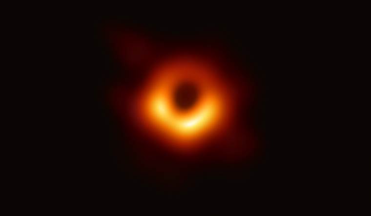 Científicos revelan al mundo la histórica primera fotografía de un agujero negro