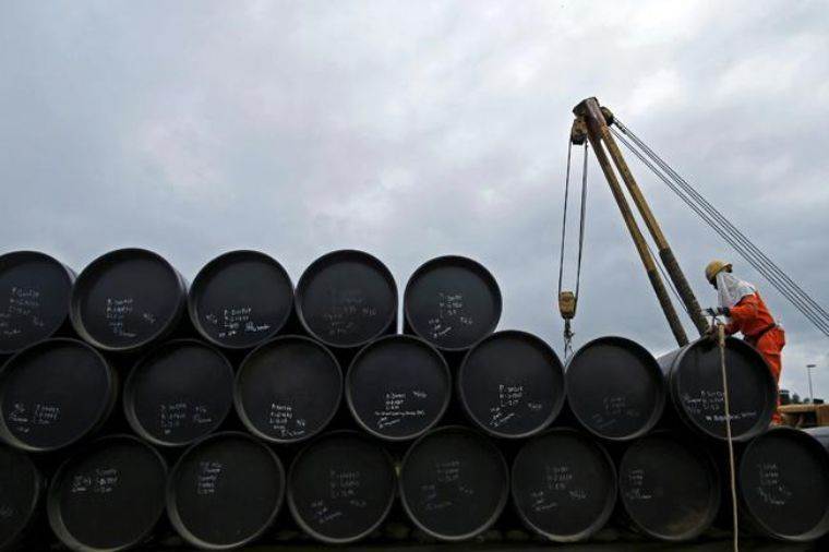 Petróleo estadounidense inicia la semana con una fuerte baja