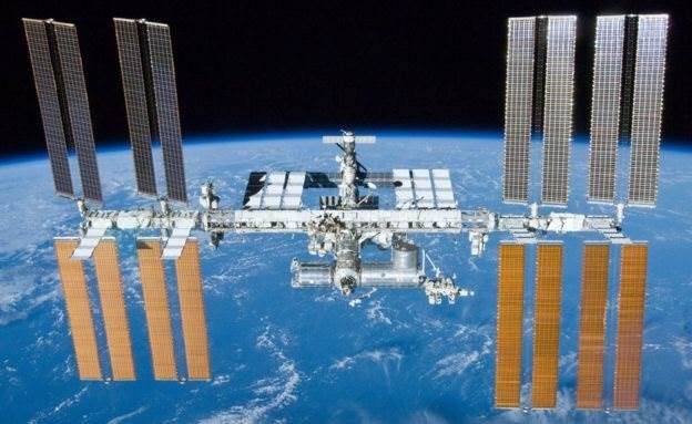 Por qué los astronautas pasan horas limpiando las paredes de la Estación Espacial Internacional