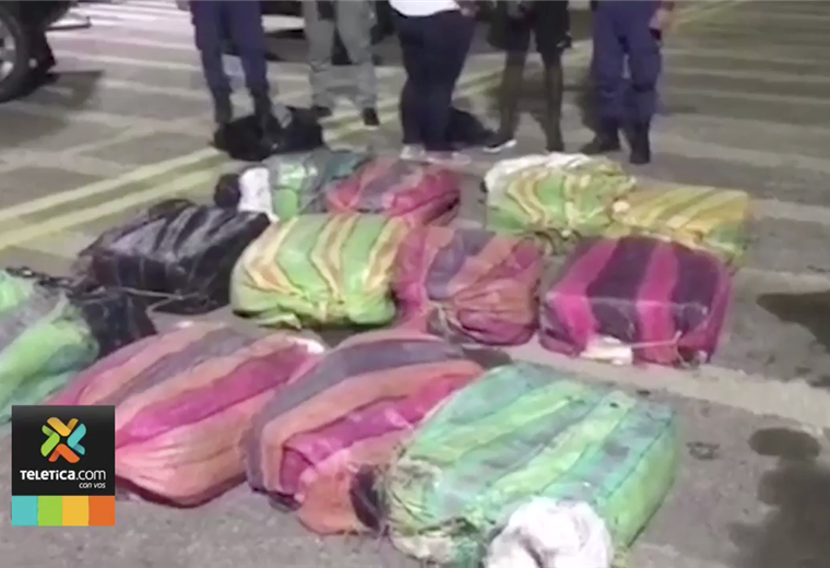 Guardacostas decomisaron 400 kilos de marihuana que eran transportados por colombianos