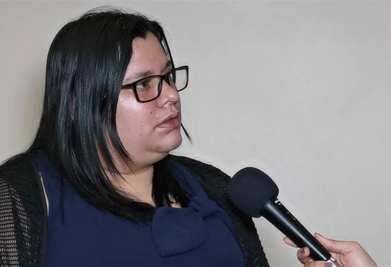 Paola Vega cede y retira 30 mociones a proyecto de empleo público