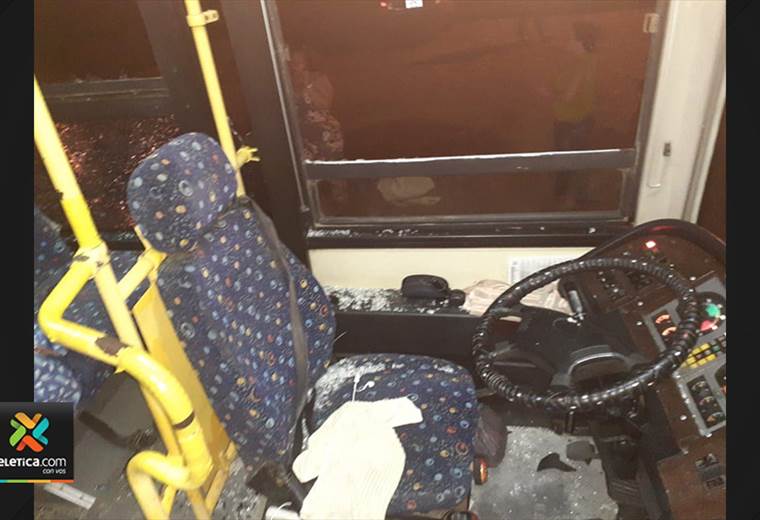 Choque entre cabezal y autobús deja tres heridos en Palmar Norte