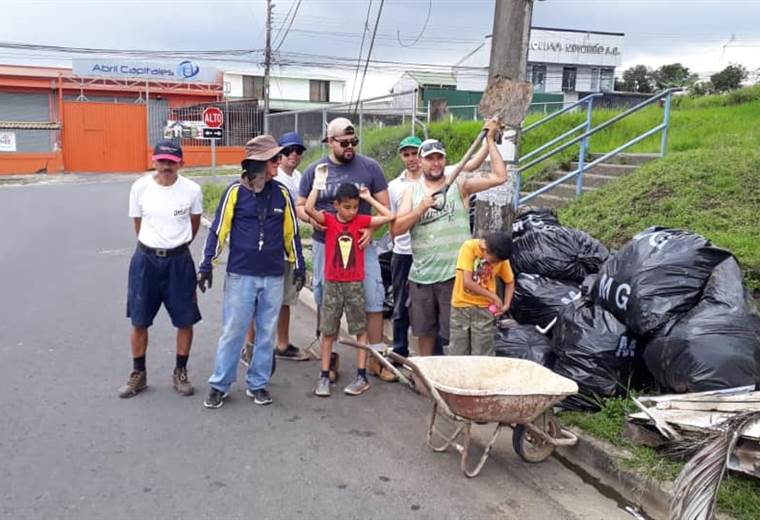 Vecinos de Ipís se organizaron para recoger basura, limpiar y embellecer la comunidad