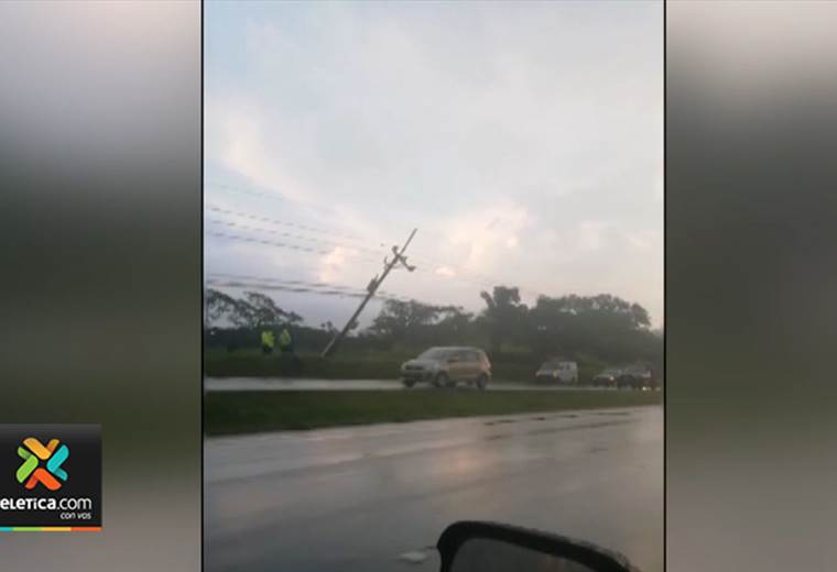 Video: Fuertes lluvias ocasionaron caída de un árbol y varios postes en la ruta 27