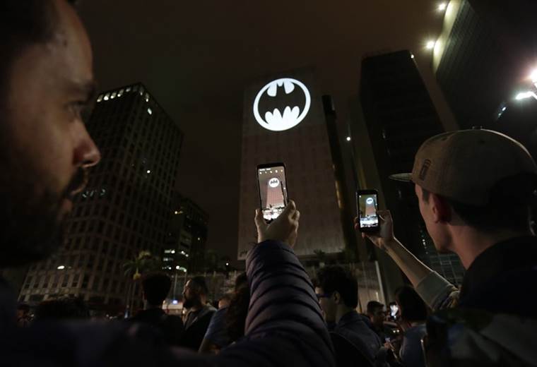Galería: Así brilló la batiseñal en 10 ciudades del mundo por el Batman Day 