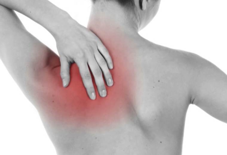 ¿Qué causa la rigidez y dolor en los hombros y cuello?