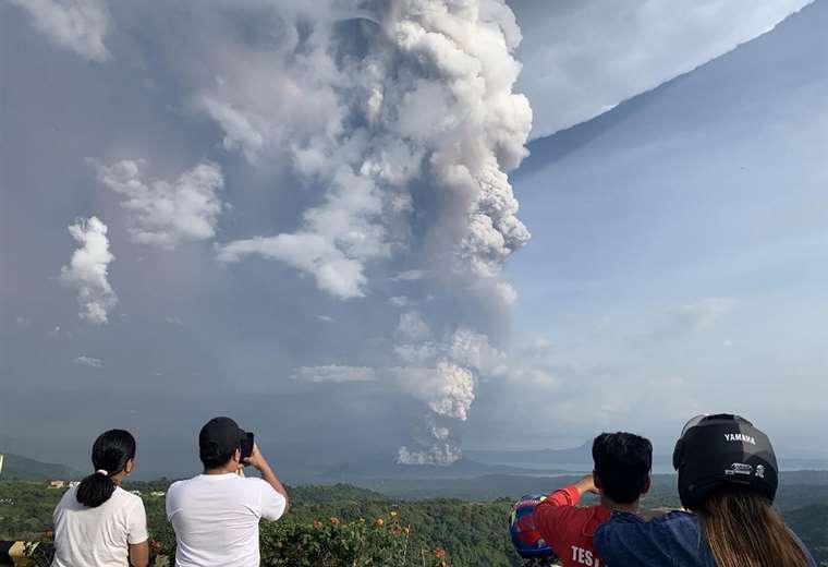 Miles de evacuados y vuelos suspendidos por erupción de volcán en Filipinas
