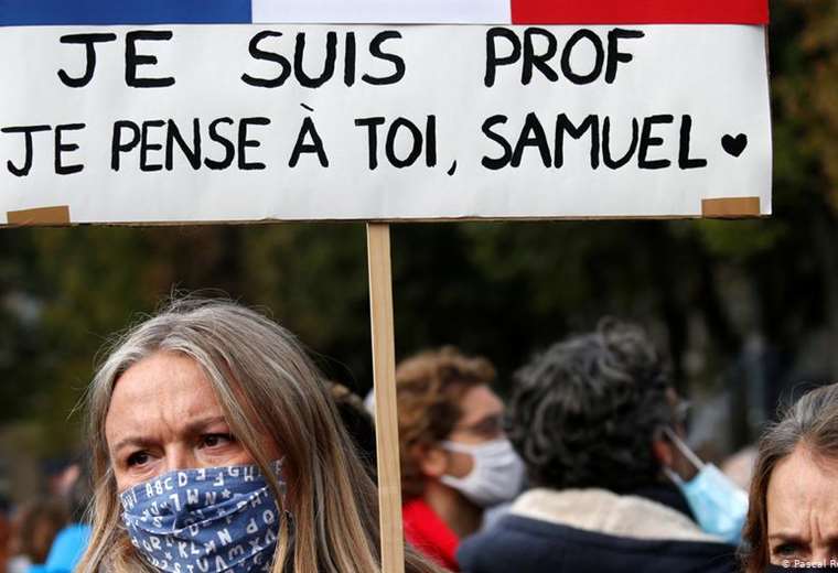 Decenas de miles de franceses se manifiestan en homenaje al profesor decapitado