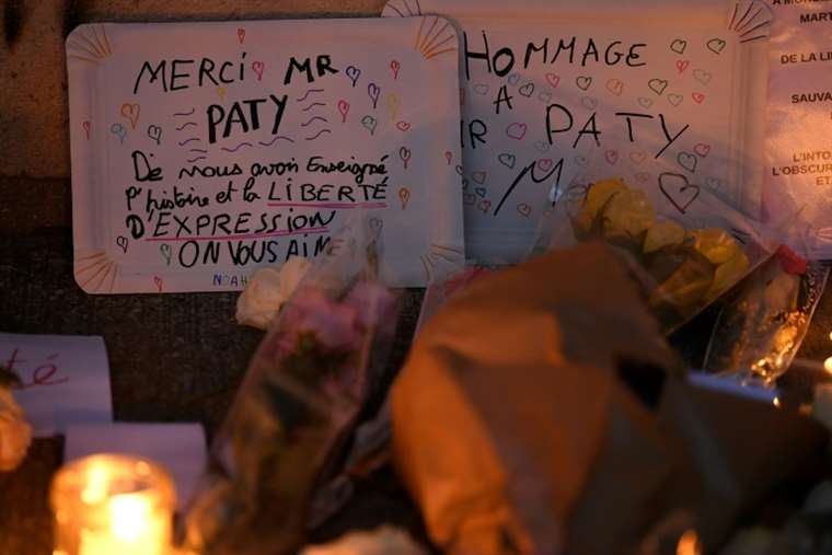 Asesino del profesor en Francia dijo haber "vengado al profeta"