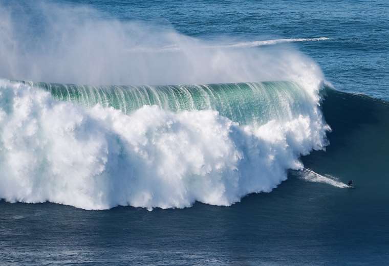 Surfistas se enfrentan a las primeras olas gigantes en Nazaré 