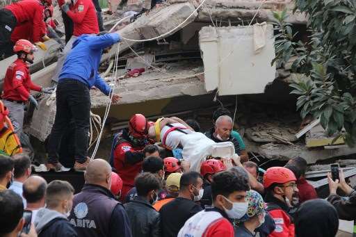 Balance del terremoto de Turquía se eleva a 100 muertos