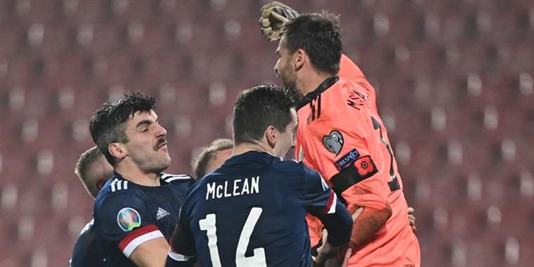 Escocia logra último billete a la Eurocopa por penales en Serbia