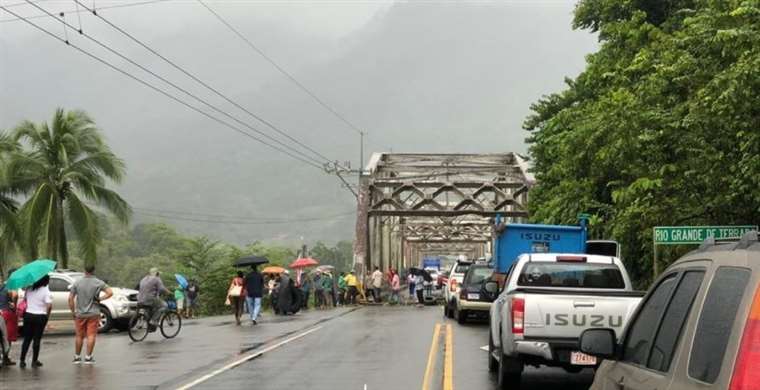 Manifestantes bloquean puente Térraba en Palmar Norte