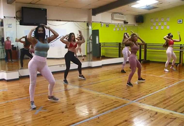 Bailarinas de 'El Chinamo' se dividen en grupos para cumplir protocolos