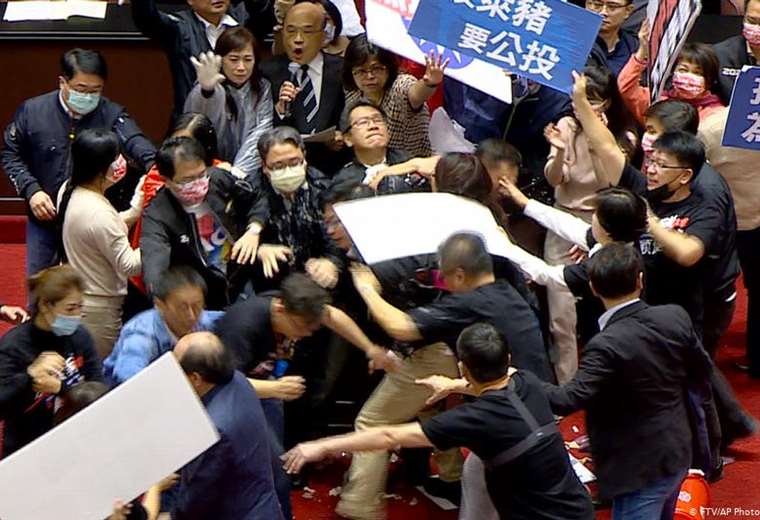 Taiwaneses lanzan vísceras de cerdo en plena sesión del Parlamento