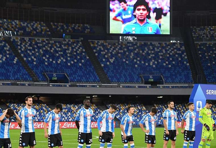 Napoli juega ante Roma con camiseta 'argentina' en honor a Maradona