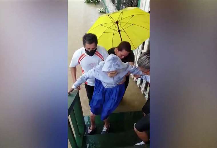 Vecinos sacan en brazos a abuelita de 100 años afectada por inundación