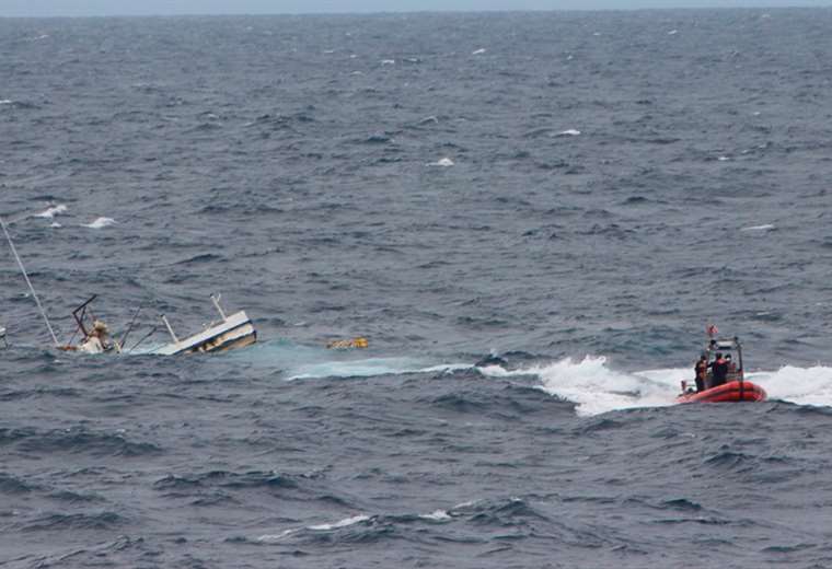 Salvan a 7 náufragos cuyos barcos se hundieron en el Pacífico Sur