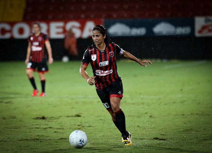 Dos futbolistas ticas en lista de mujeres poderosas de Centroamérica