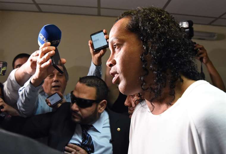 Un tribunal paraguayo ratifica que Ronaldinho debe seguir preso 
